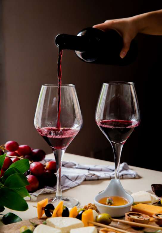 How To Serve Wine Properly: Simple Steps To Become Wine-Serving Expert